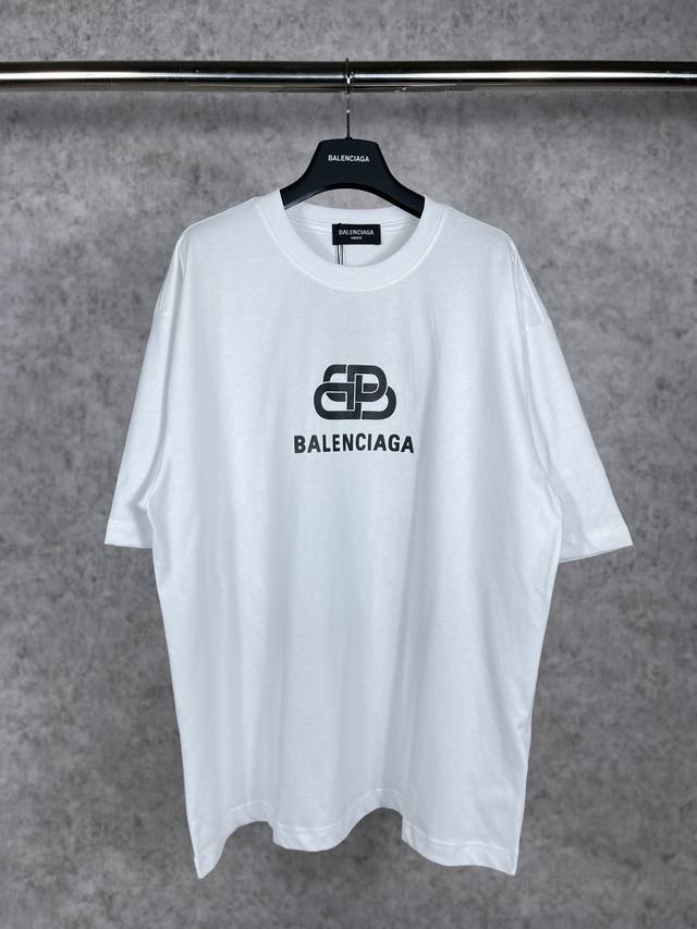 实拍图 顶级版本.官网品质 Balenci*Ga 巴黎.经典款. Ss22#Balenci*Ga 锁扣字母Logo短袖T恤.砖柜同步。 面料采用巴黎Zp定织定染