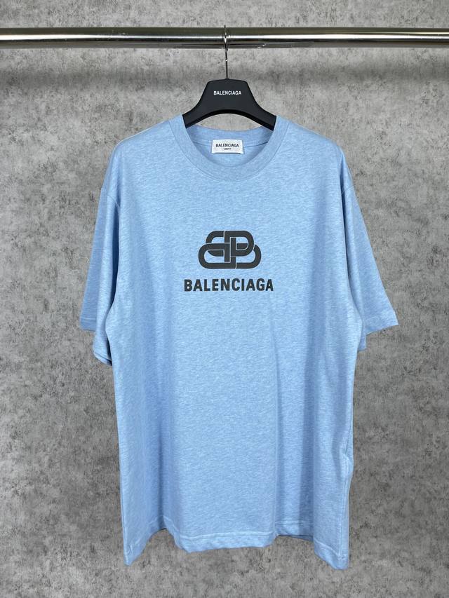 实拍图 顶级版本.官网品质 Balenci*Ga 巴黎.经典款. Ss22#Balenci*Ga 锁扣字母Logo短袖T恤.砖柜同步。 面料采用巴黎Zp定织定染