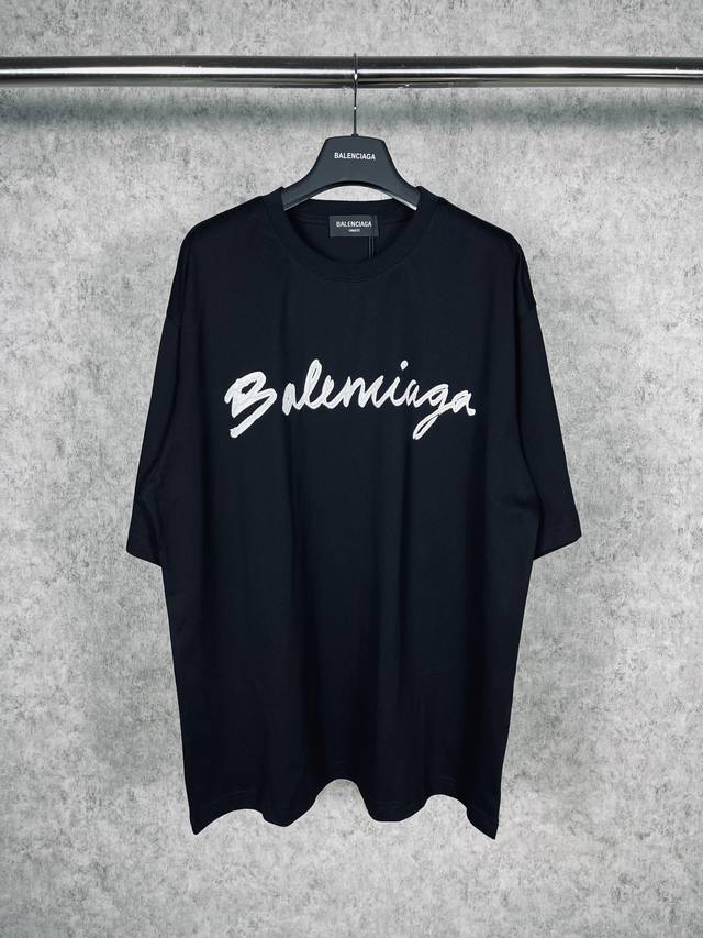 实拍图 顶级版本.官网品质 Balenci*Ga 巴黎.草签Logo印花短袖T恤.砖柜同步。 面料采用巴黎Zp定织定染全棉双纱紧密棉.克重260克，布面干净.布