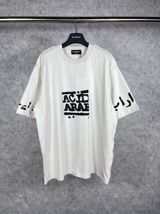 实拍图 顶级版本.官网品质 Balenci*Ga 巴黎.经典款. Ss23#Balenci*Ga 梵文Arab短袖T恤. 春夏新款砖柜同步。 面料采用巴黎Zp定