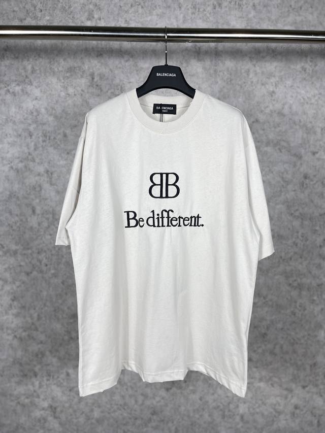 实拍图 顶级版本.官网品质 Balenci*Ga 巴黎#Bb徽章刺绣短袖T恤# 面料采用巴黎Zp定织定染全棉双纱。克重260克，布面干净.布纹清晰，柔软舒适.色
