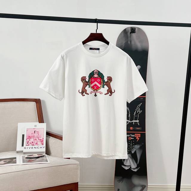 路易威登 Lv 狗狗徽标烫珠印花短袖T恤 前幅原版定制烫珠还原原版温润光泽的效果，后部金线刺绣手写体字母标识 采用进口数码直喷印花，印花效果通过计算机测色、喷印