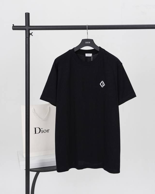 顶级版本.官网品质 Dior迪奥 25新款反光烫画短袖T恤 这款Cd Diamondt恤是二零二五秋季男装系列新品，焕新演绎衣橱经典单品。采用黑色棉质平纹针织面