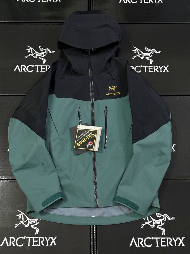 款号J99 顶级版本Arcteryx始祖鸟 Alpha系列 Sv 第7代 Gore-Tex Pro 刺绣Logo图案休闲运动连帽拉链硬壳冲锋衣滑雪服黑绿金 货号