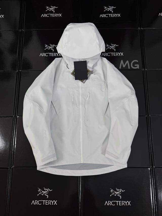 款号J99 顶级版本Arcteryx始祖鸟 Alpha系列 Sv 第7代 Gore-Tex Pro 刺绣Logo图案休闲运动连帽拉链硬壳冲锋衣滑雪服极地白 货号
