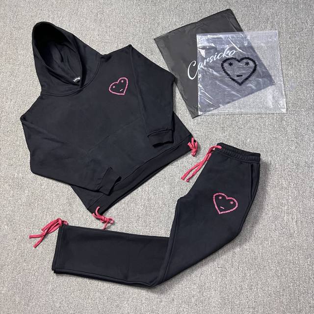 Ca01# 上衣 Ca02# 裤子 实拍图# Carsicko Signature Hoodies 爱心风格慢跑套装 辅料齐全＋两层包装袋 Color：黑印红