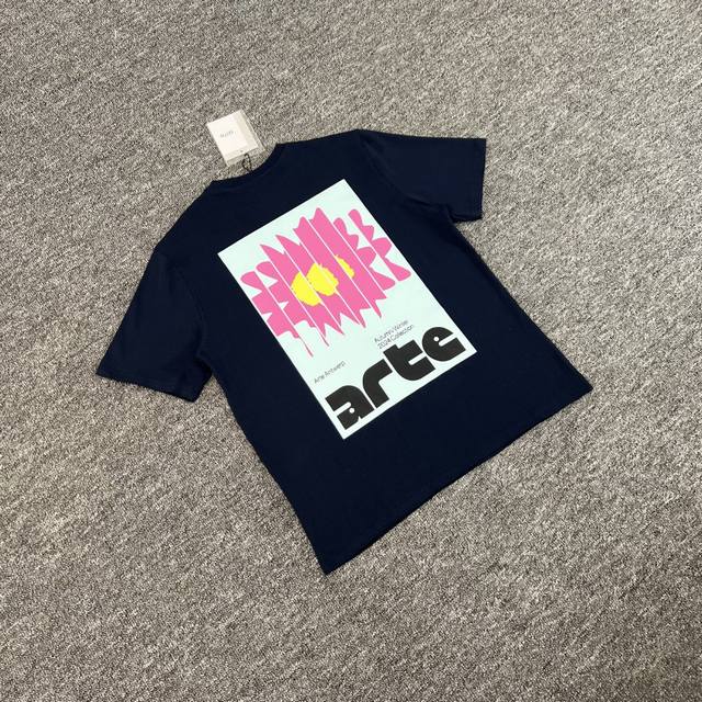 Art-207#实拍图 Arte Flower Poster T-Shirt 花朵短袖 230G纯棉双纱 订制全套辅料 Color：宝蓝 Size：S M L