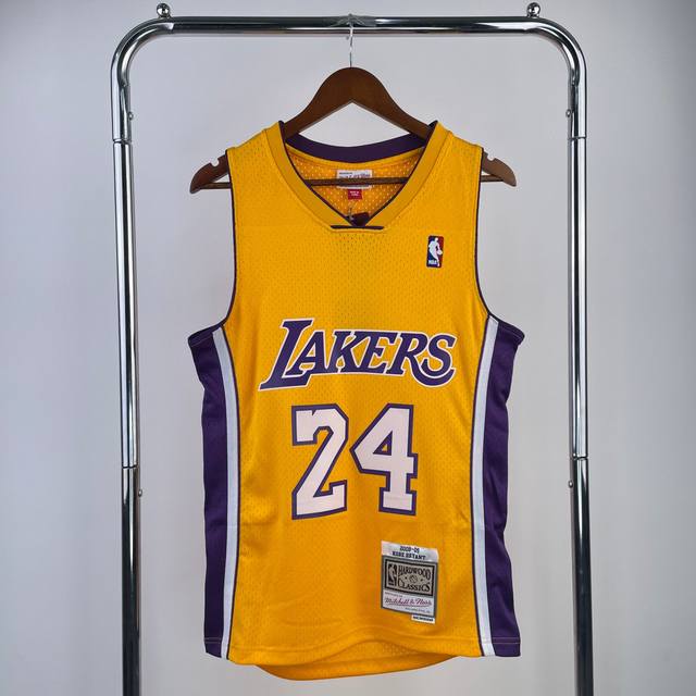 顶级刺绣版本 款号:S57 Nba 湖人队08-09赛季 科比24号复古球衣 La洛杉矶湖人队24号球衣 Sw刺绣背心 字母和英文采用高品质密锈 领口采用圆领设