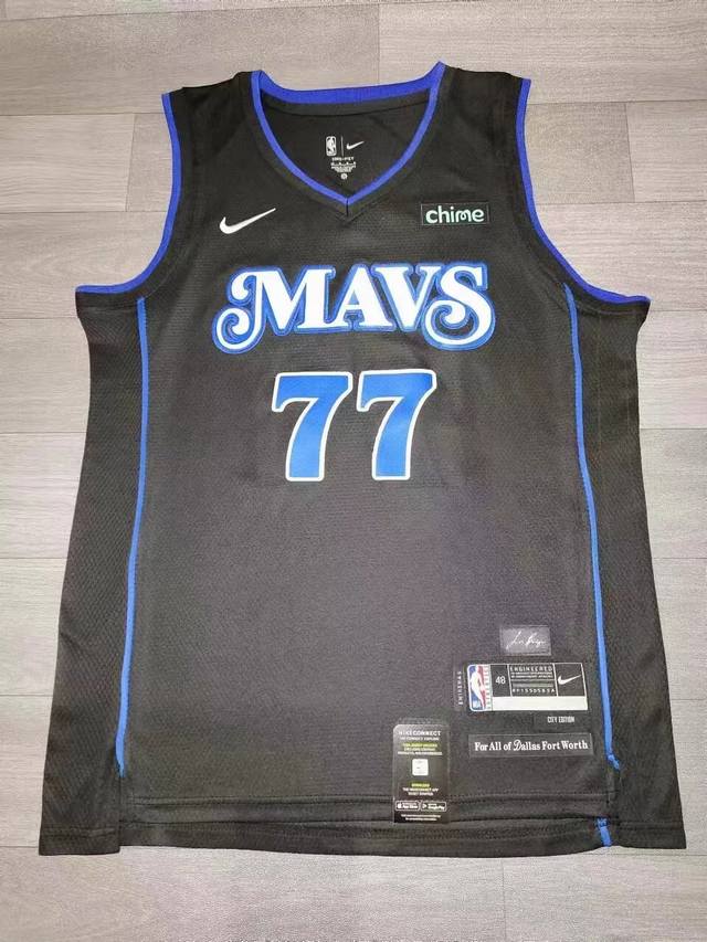 款号:S077 顶级刺绣版本 带赞助标 Nba独行侠队23-24赛季77号.东契奇城市版球衣 Sw球迷版 官网同步上新 新款选定各路大神上身同款 刺绣背心 字母