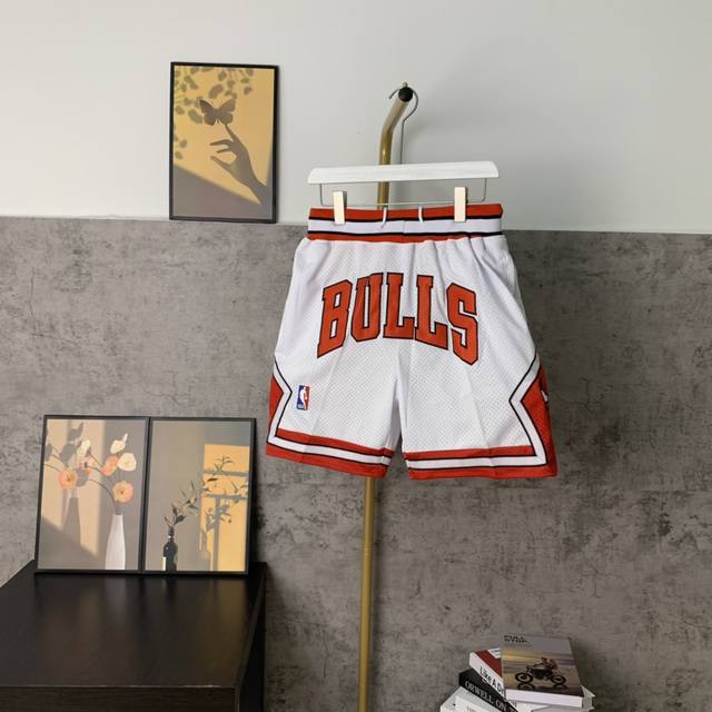 款号K10 顶级刺绣版本 挂拍图 Just Don X Nba 21年最新款 芝加哥公牛复古篮球短裤 Chicago Bulls乔丹同款复古篮球裤网上售价521
