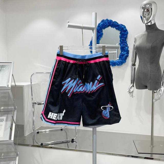 款号：K12 Nba 热火队韦德城市版密绣街头篮球裤 夏季运动短裤男宽松透气训练跑步裤 复古篮球裤 据悉，在韦德穿着这款短裤亮相后，官方商城里，这款价值500美