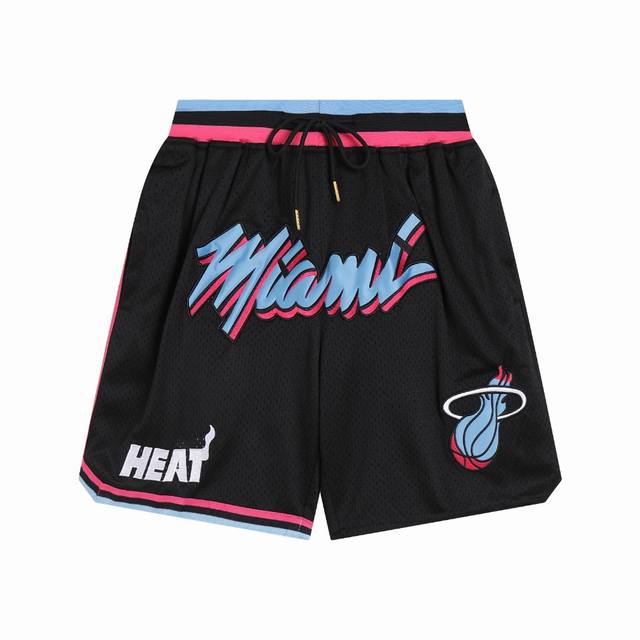款号K12 白底细节图 Nba 热火队韦德城市版密绣街头复古篮球裤 夏季运动短裤男宽松透气训练跑步裤 复古篮球裤 据悉，在韦德穿着这款短裤亮相后，官方商城里，这