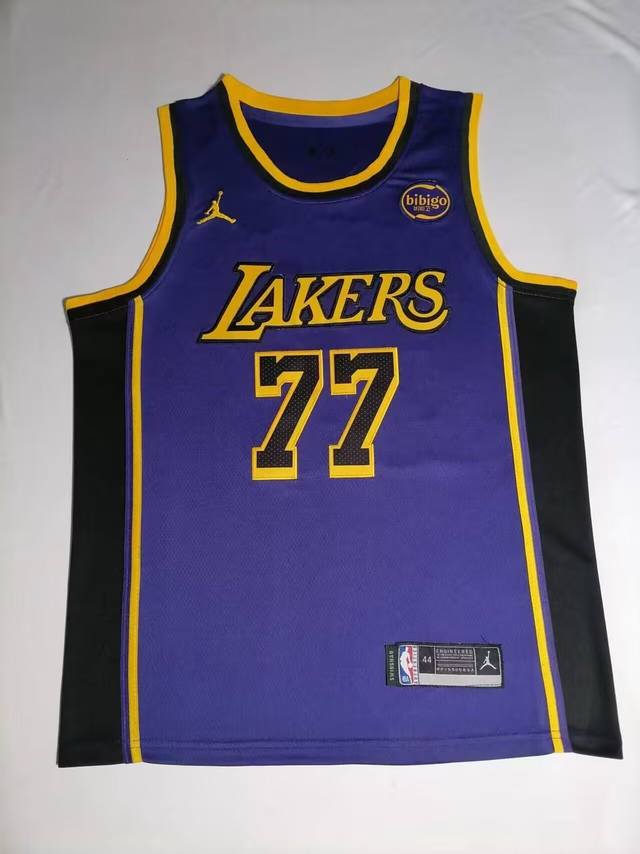 款号:S62 顶级刺绣版本 Nba湖人队25赛季77号.东契奇城市版球衣 Sw球迷版 官网同步上新 新款选定各路大神上身同款 刺绣背心 字母和英文采用高品质密锈