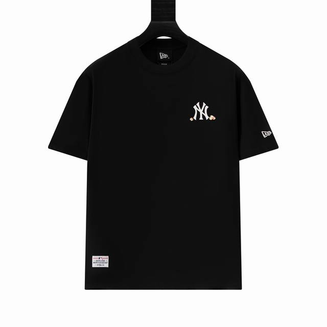 款号Ys132 New Era ×Mlb 纽亦华绣圆领T恤 男女同款，面料260G双纱纯棉！～合身的廓形剪裁，落肩袖设计，简约基础百搭不挑人，上身简洁利落，不起