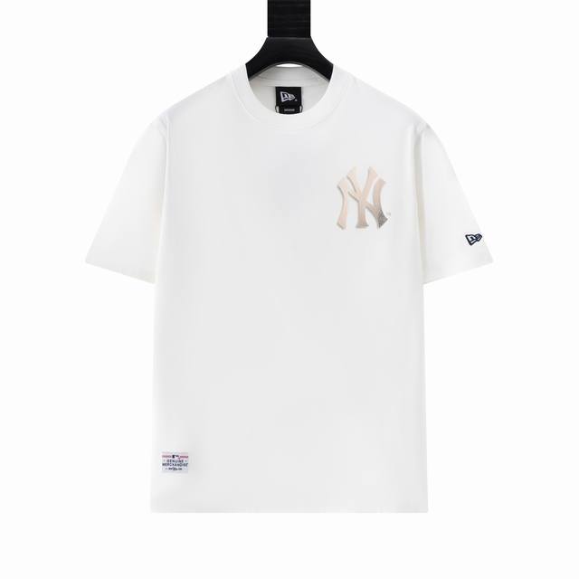 款号Ys128 New Era ×Mlb 纽亦华绣圆领T恤 男女同款，面料260G双纱纯棉！～合身的廓形剪裁，落肩袖设计，简约基础百搭不挑人，上身简洁利落，不起
