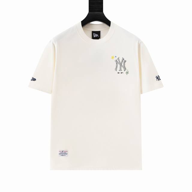 款号Ys125 New Era ×Mlb 纽亦华绣圆领T恤 男女同款，面料260G双纱纯棉！～合身的廓形剪裁，落肩袖设计，简约基础百搭不挑人，上身简洁利落，不起
