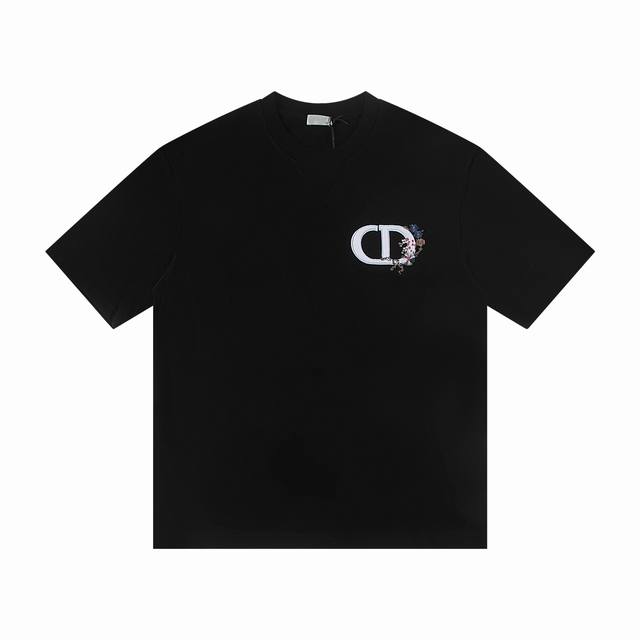 迪奥Dior*2025最新款短袖 材质:采用高版本300G双纱精梳棉 尺寸:S M L Xl 颜色:黑色 白色