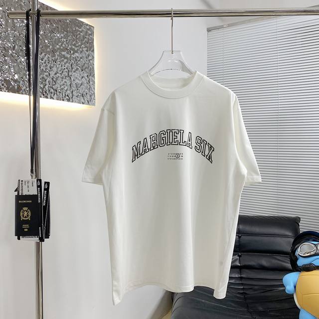 Maison爆款马吉拉25Ss新款短袖T恤 采用高克重布料 洗完水260克 不缩水不变形 做旧字母数字印花 上身阔挺效果极佳 且舒适柔软质感十足 廊型版型穿着更