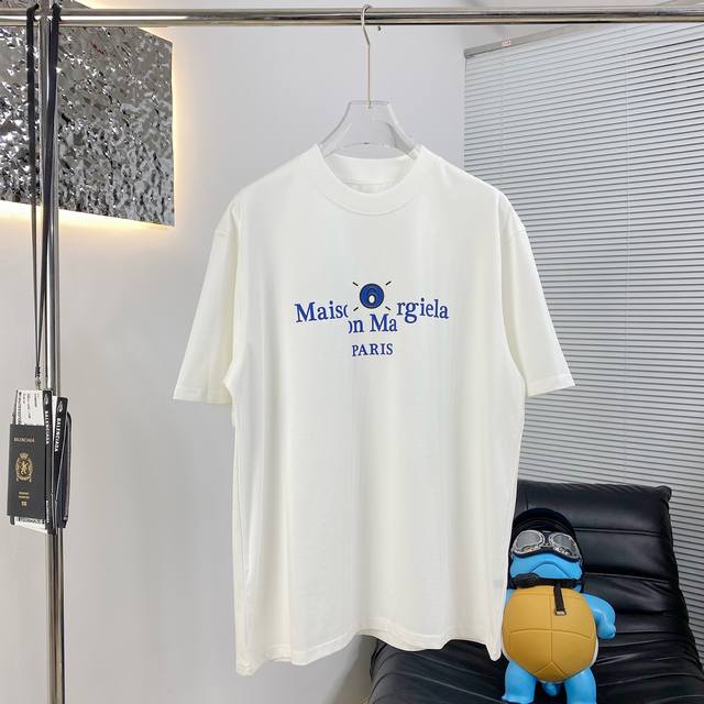 Maison爆款马吉拉25Ss新款短袖T恤 采用高克重布料 洗完水260克 不缩水不变形 厚板立体工艺 上身阔挺效果极佳 且舒适柔软质感十足 廊型版型穿着更为舒