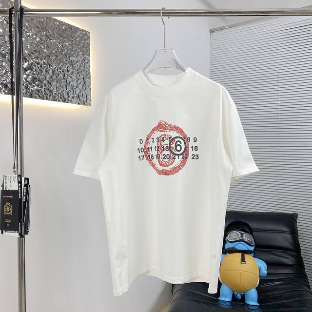 Maison马吉拉蛇年限定 25Ss新款短袖T恤 面料采用高克重布料 洗完水260克 不缩水不变形 工艺进口直喷 上身阔挺效果极佳 且舒适柔软质感十足 廊型版型