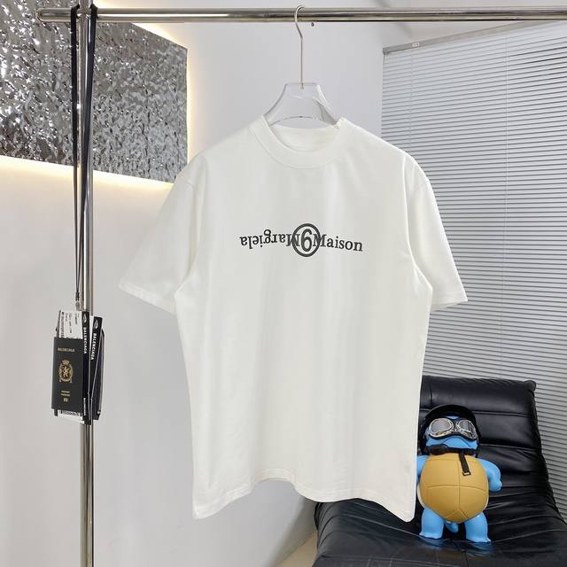 Maison马吉拉25Ss新款短袖T恤 今年面料全新升级 采用高克重布料 洗完水260克 不缩水不变形 印花工艺设计 上身阔挺效果极佳 简约百搭款 男女同款，尺