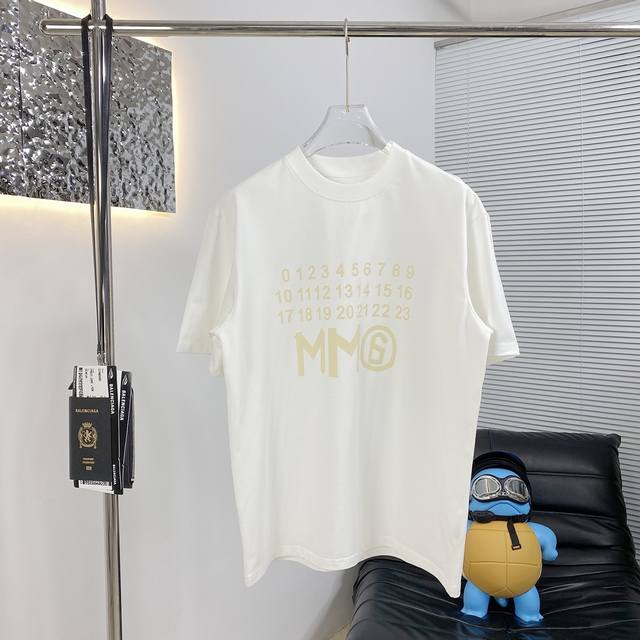 Maison马吉拉25Ss新款短袖T恤 今年面料全新升级 采用高克重布料 洗完水260克 不缩水不变形 上身阔挺效果极佳 且舒适柔软质感十足 廊型版型穿着更为舒