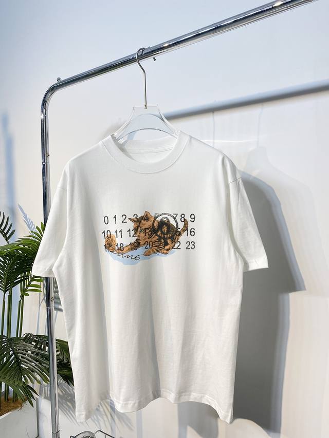 春夏醉新款 最近大火的一款！官网同步马吉拉小猫咪新款短袖 纯棉32支双纱平纹面料 经洗水 缩水达260克重 进口直喷工艺 效果超赞！亲肤透气 男女同款 码数M-