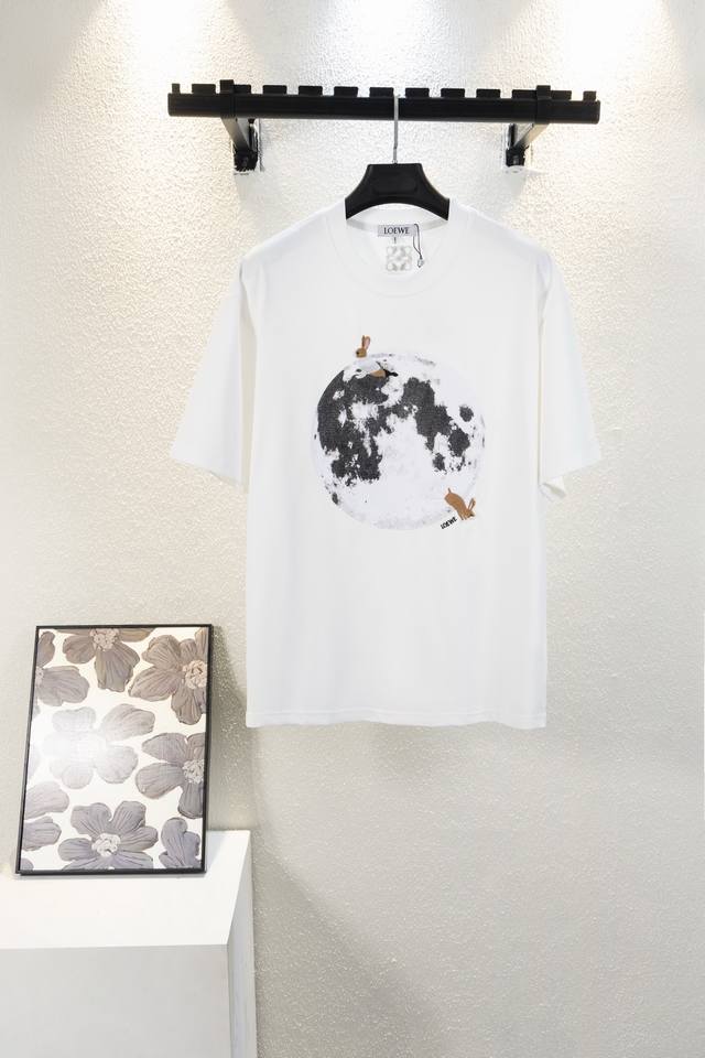 顶级版本 款号K464 Loewe 罗意威 300克圆领短袖T恤 印花月球搭配刺绣小兔Logo工艺 官方同步 1:1原版开模 时尚个性 百搭潮流 纯原品质 原版
