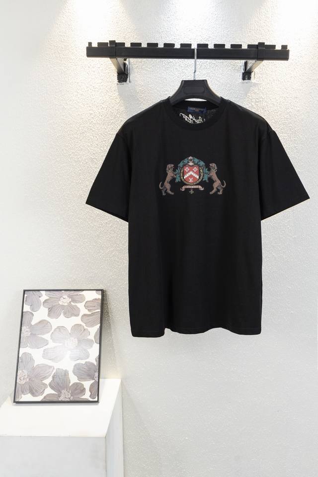 款号K733 Louis Vuitton 路易威登 圆领短袖T恤 三标齐全 采用高克重纯棉面料！ 数码直喷+刺绣+压钻 手感非常舒服 Os落肩版型， 时尚又个性