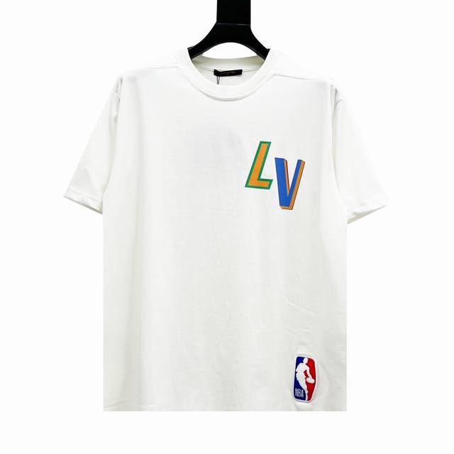 款号Y439 Louis Vuitton 路易威登 Nba联名最新款印花短袖T恤 Lv Nba联名短袖工艺说明：此款采用60支双股长绒棉双纱入机240克平纹布，