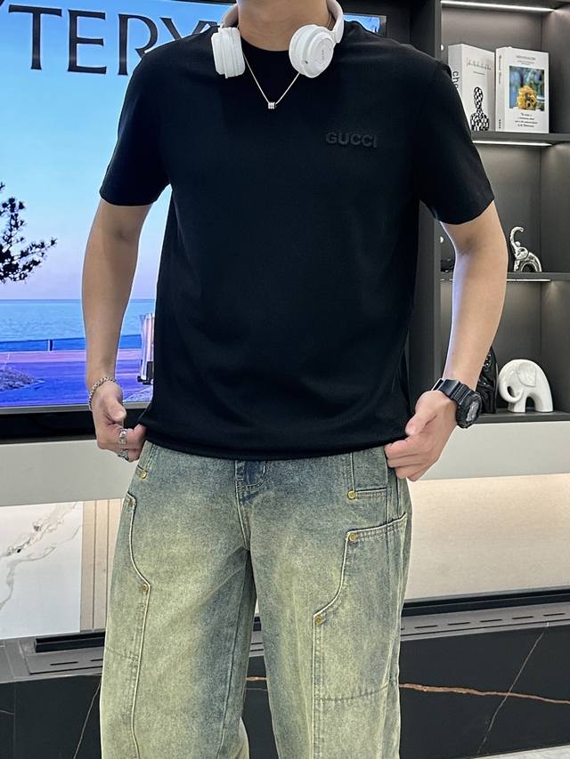 Gucci 古驰 短袖T恤 2025春夏新款同步专柜发售个性简约标识休短袖T恤！精密万针刺绣Logo 采用310克高支纯棉面料，舒适度极好，手触感强烈。辨识度极