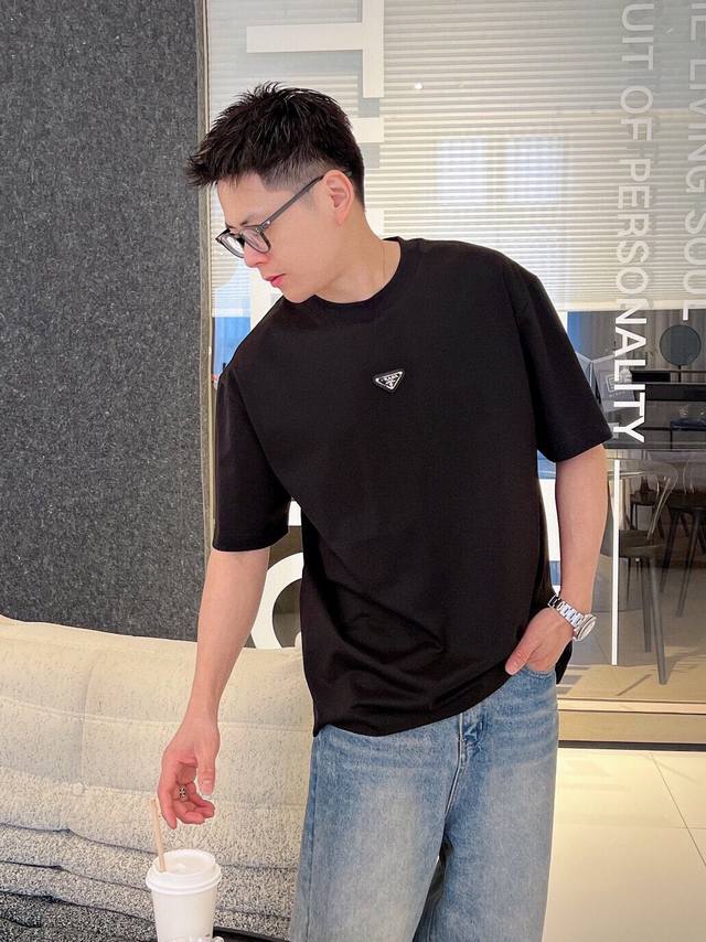 Prad 普拉达 短袖T恤 2025春夏新款同步专柜发售个性简约标识休短袖T恤！ 采用310克高支纯棉面料，舒适度极好，手触感强烈。辨识度极高，完美品相 采用双