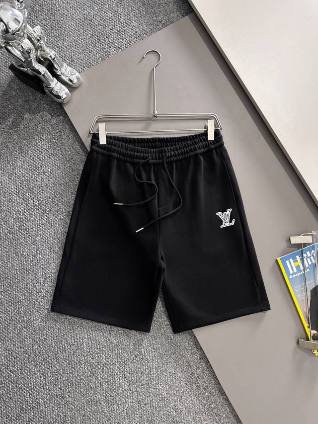 Lv 路易 短袖短裤 2025春夏新款休闲短裤！精密万针刺绣Logo 采用360克高支纯棉面料，舒适度极好，手触感强烈。辨识度极高，完美品相 工艺非市场普通版本