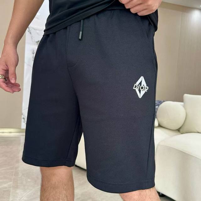 Dior 迪奥 短袖短裤 2025春夏新款休闲短裤！精密万针刺绣Logo 采用360克高支纯棉面料，舒适度极好，手触感强烈。辨识度极高，完美品相 工艺非市场普通