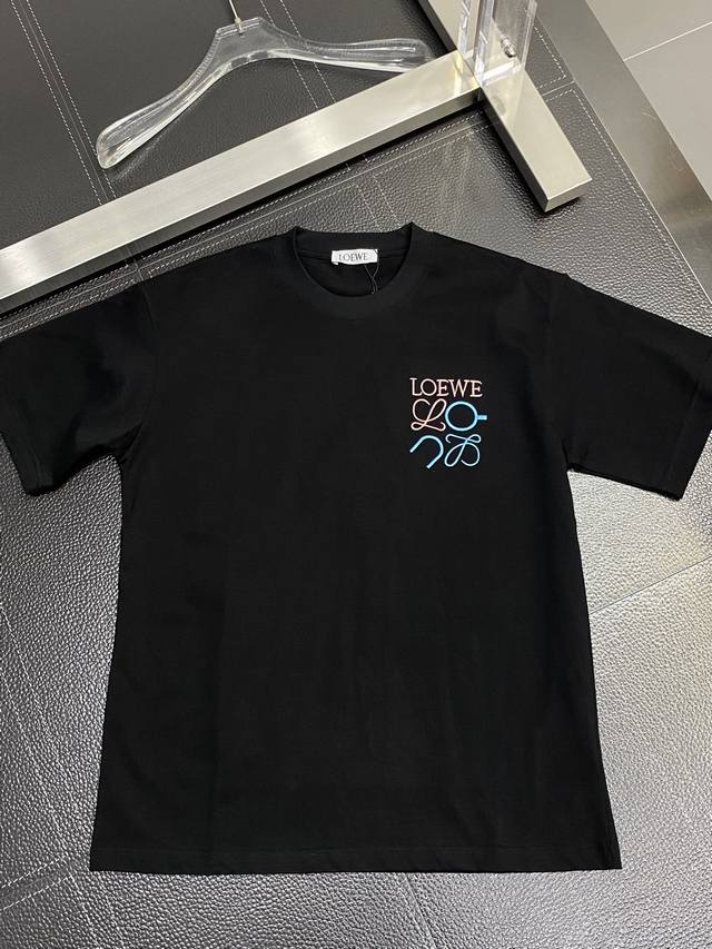 Loewe 罗意威 短袖T恤 2025春夏新款同步专柜发售个性简约标识休短袖T恤！精密万针刺绣Logo 采用310克高支纯棉面料，舒适度极好，手触感强烈。辨识度