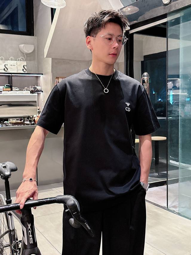 Diro 迪奥 短袖T恤 2025春夏新款同步专柜发售个性简约标识休短袖T恤！精密万针刺绣Logo 采用310克高支纯棉面料，舒适度极好，手触感强烈。辨识度极高