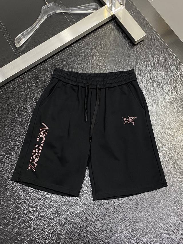 Arc’Teryx 始祖鸟 短裤 2025春夏新款休闲短裤！精密万针刺绣Logo 采用360克高支纯棉面料，舒适度极好，手触感强烈。辨识度极高，完美品相 工艺非