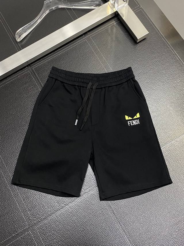 Fendi 芬迪 短裤 2025春夏新款休闲短裤！精密万针刺绣Logo 采用360克高支纯棉面料，舒适度极好，手触感强烈。辨识度极高，完美品相 工艺非市场普通版