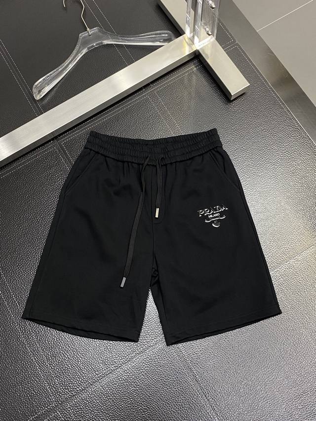 Prada 普拉达 短裤 2025春夏新款休闲短裤！精密万针刺绣Logo 采用360克高支纯棉面料，舒适度极好，手触感强烈。辨识度极高，完美品相 工艺非市场普通