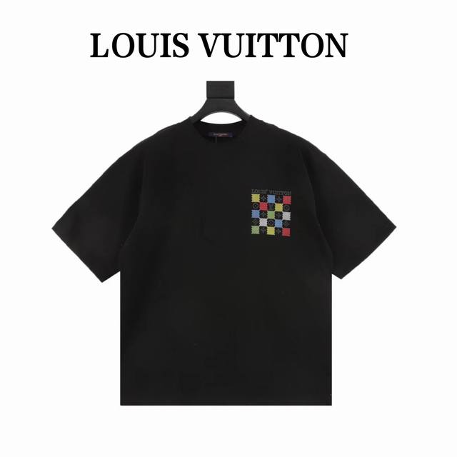 Louis Vuitton路易威登 Lv25Ss多彩旗盘短袖T恤 本款T恤以柔软棉质针织塑造经典直身版型，为正面的手写体标识融入霓虹视效，巧妙致意 2025 春