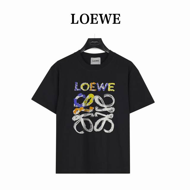 Loewe 罗意威 涂鸦彩绘字母 款号:Lw02 黑色 240克重磅小落肩100%棉T恤。Os版型，宽松有型好搭配。采用精梳紧密赛络工艺，面料更耐磨。袖口以及下