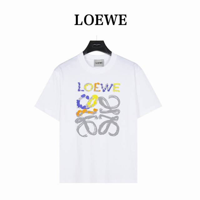 Loewe 罗意威 涂鸦彩绘字母 款号:Lw02 白色 240克重磅小落肩100%棉T恤。Os版型，宽松有型好搭配。采用精梳紧密赛络工艺，面料更耐磨。袖口以及下