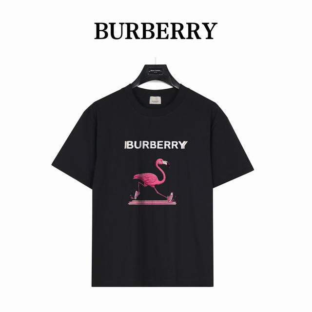 Burberry 巴宝莉 奔跑的火烈鸟 款号:Bb07 黑色 240克重磅小落肩100%棉T恤。Os版型，宽松有型好搭配。采用精梳紧密赛络工艺，面料更耐磨。袖口