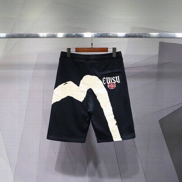 上新 ，黑色剩余L Xl Xxl三个码 2025新款Ev阿福男士斜笔刷大M印花卫裤休闲裤 颜色：黑色 货号：2Eahtm0S Xx 这条卫裤背面以亮眼的笔刷大M