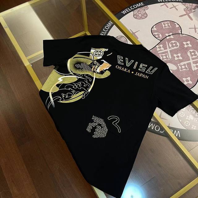 补货到 上新 福神男士多口袋鲫鱼刺绣植绒T桖2Eahtm2S Xxctblkx休闲单品易于搭配，人气一直居高不下。以优质纯棉布料打造，剪裁合身，背面更可见刺绣与
