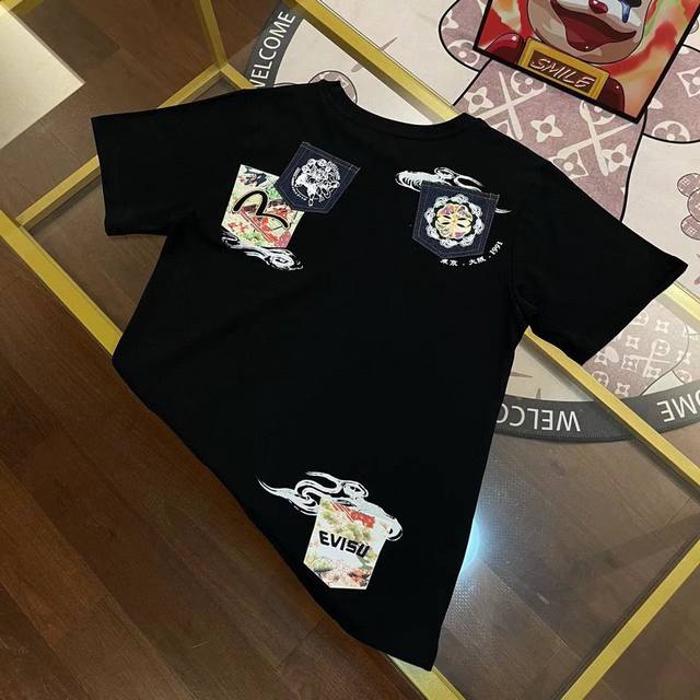 Ev阿福 24Ss 男士海鸥标志刺绣多口袋宽版T恤 2Eshtm1Ts504Lfblk 这件宽松版短袖T恤背面的多个口袋以牛仔贴布与日本制织锦打造，增强视觉效果