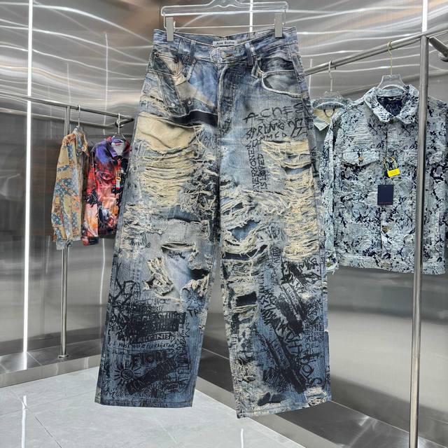 Acne Studios 3D破洞磨毛牛仔裤 工艺说明：采用磨毛无弹面料，才能出得来3D的效果，难点是前前后后修正了八次印花细节，六次调色，再由激光烧花定位裁剪