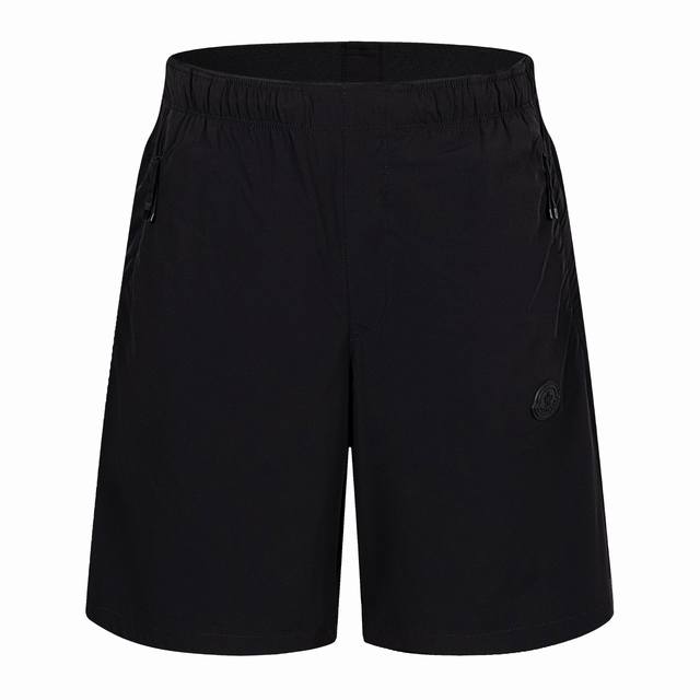 独家供应 Moncler 蒙口25Ss徽章速干短裤 面料采用融合锦纶与氨纶科学配比织造，形成独特的经纬双向弹力性能面料。氨纶提供高达40%横向弹性，锦纶则增强纵