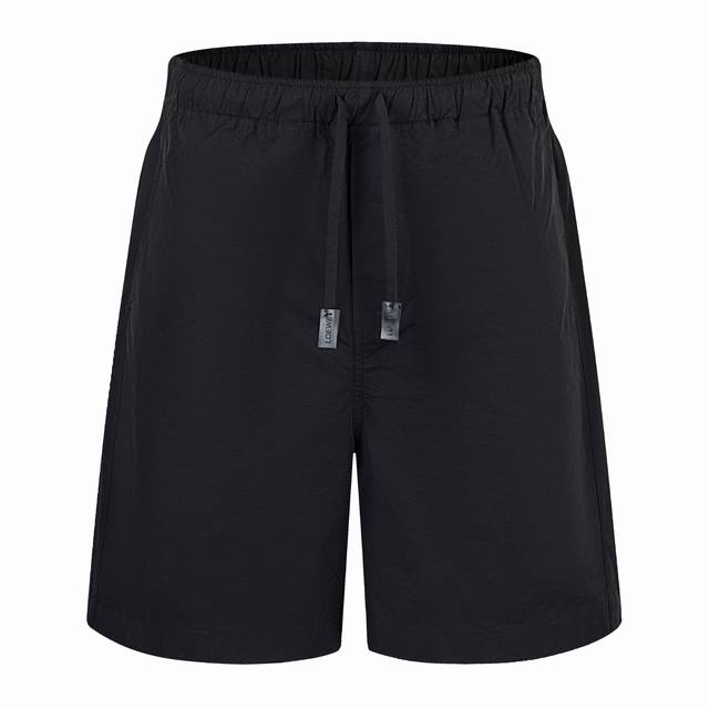 独家供应 Loewe 25Ss Anagram镂空刺绣短裤 面料采用32%锦纶和68%棉混纺而成。高占比的棉纤维主导吸湿率保持在8%-9%，且具体良好的亲肤性，