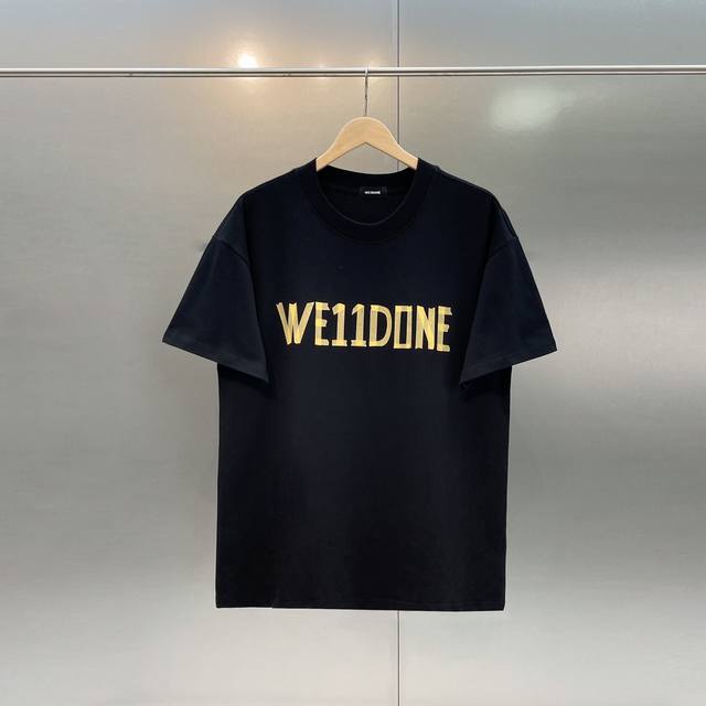款号W40 We11Done 经典基础情侣宽松胶带标语印花-原厂品质 顶级版本 Color：黑色 Size：S M L Xl 面料采用280G重磅纯棉面料 定织